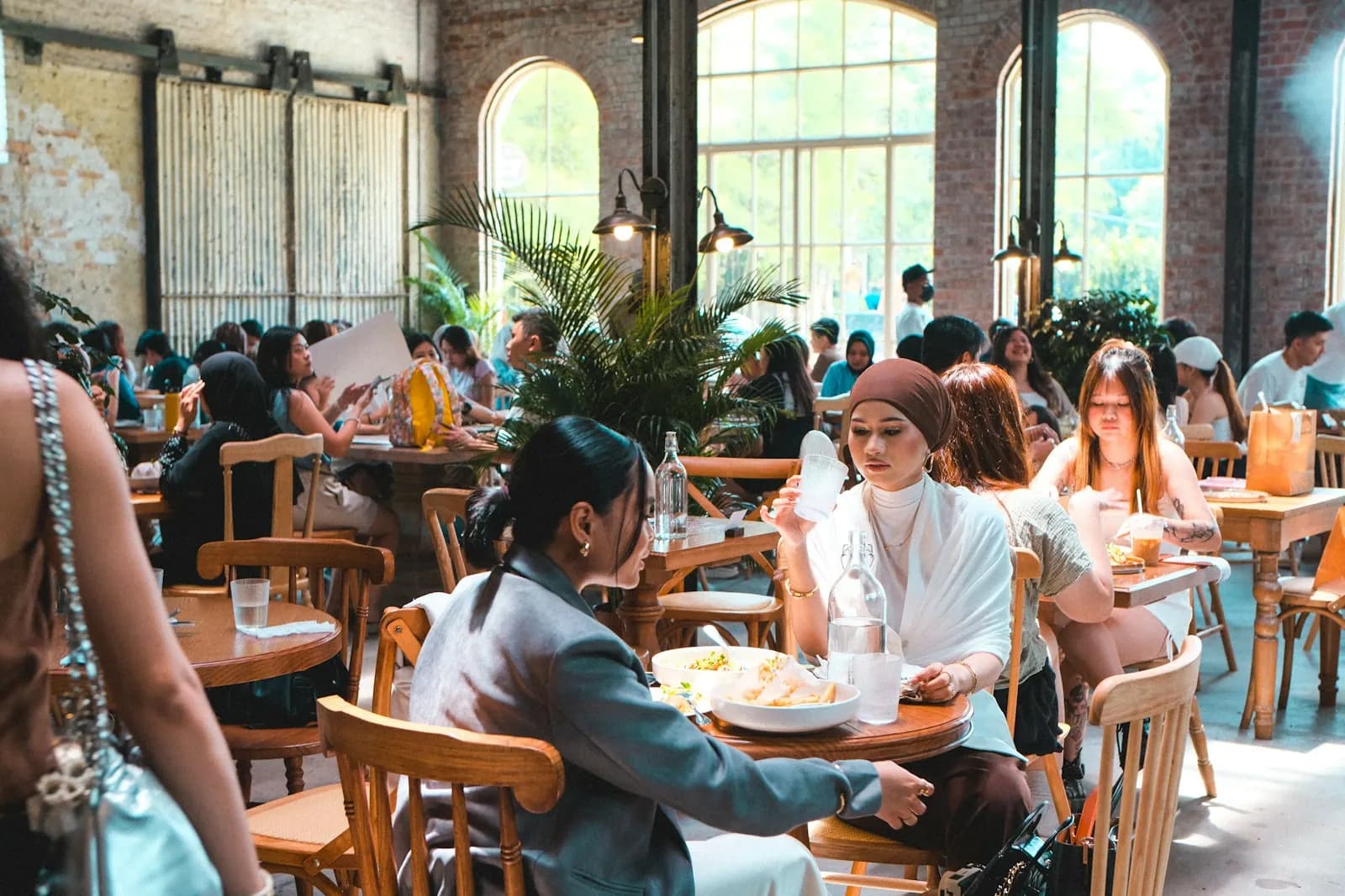 Salle de restaurant animée à l’heure du déjeuner