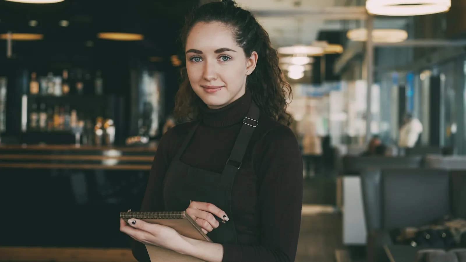 Serveuse prête à prendre une commande dans la salle