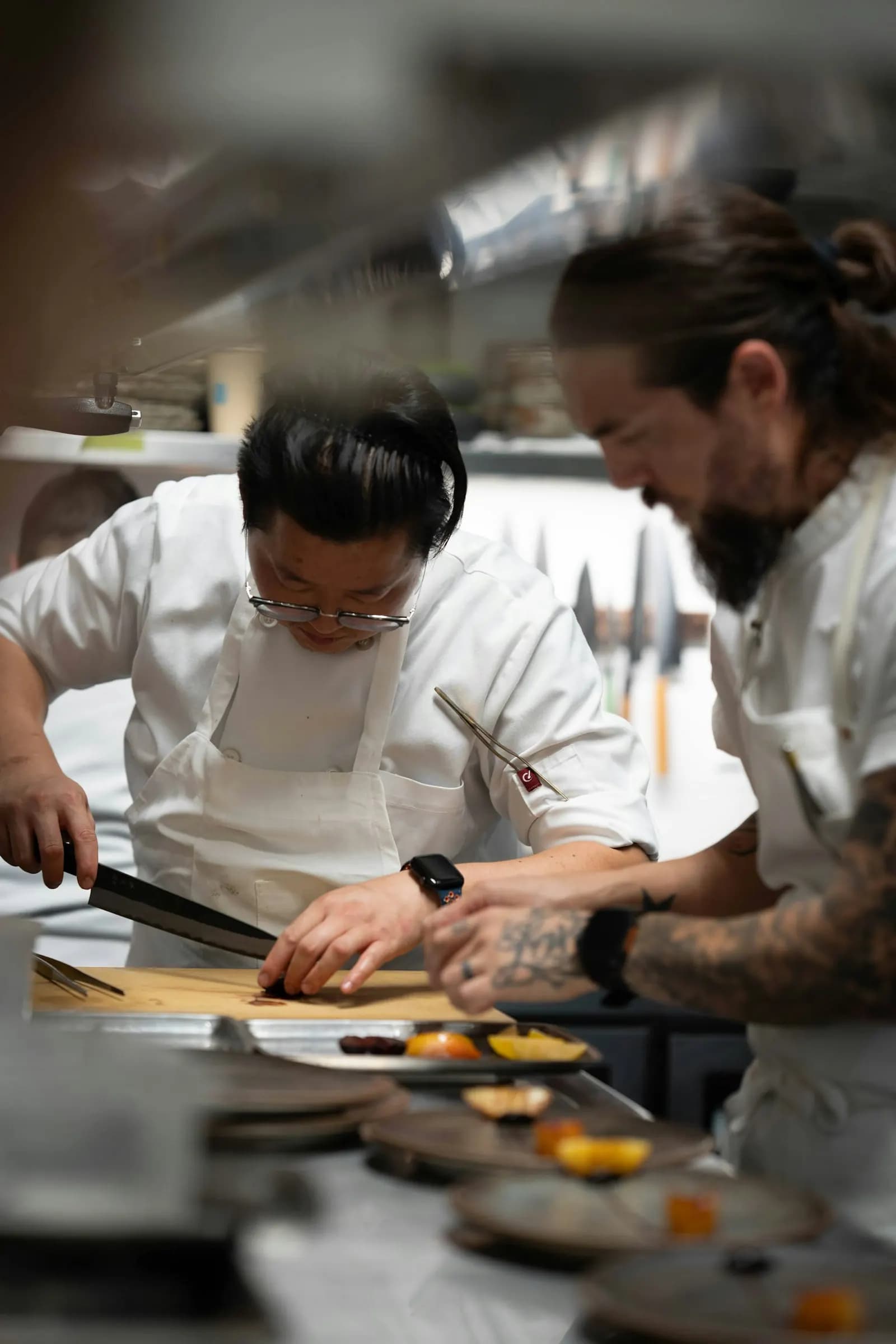 Deux chefs qui dressent les assiettes côte à côte pendant le service