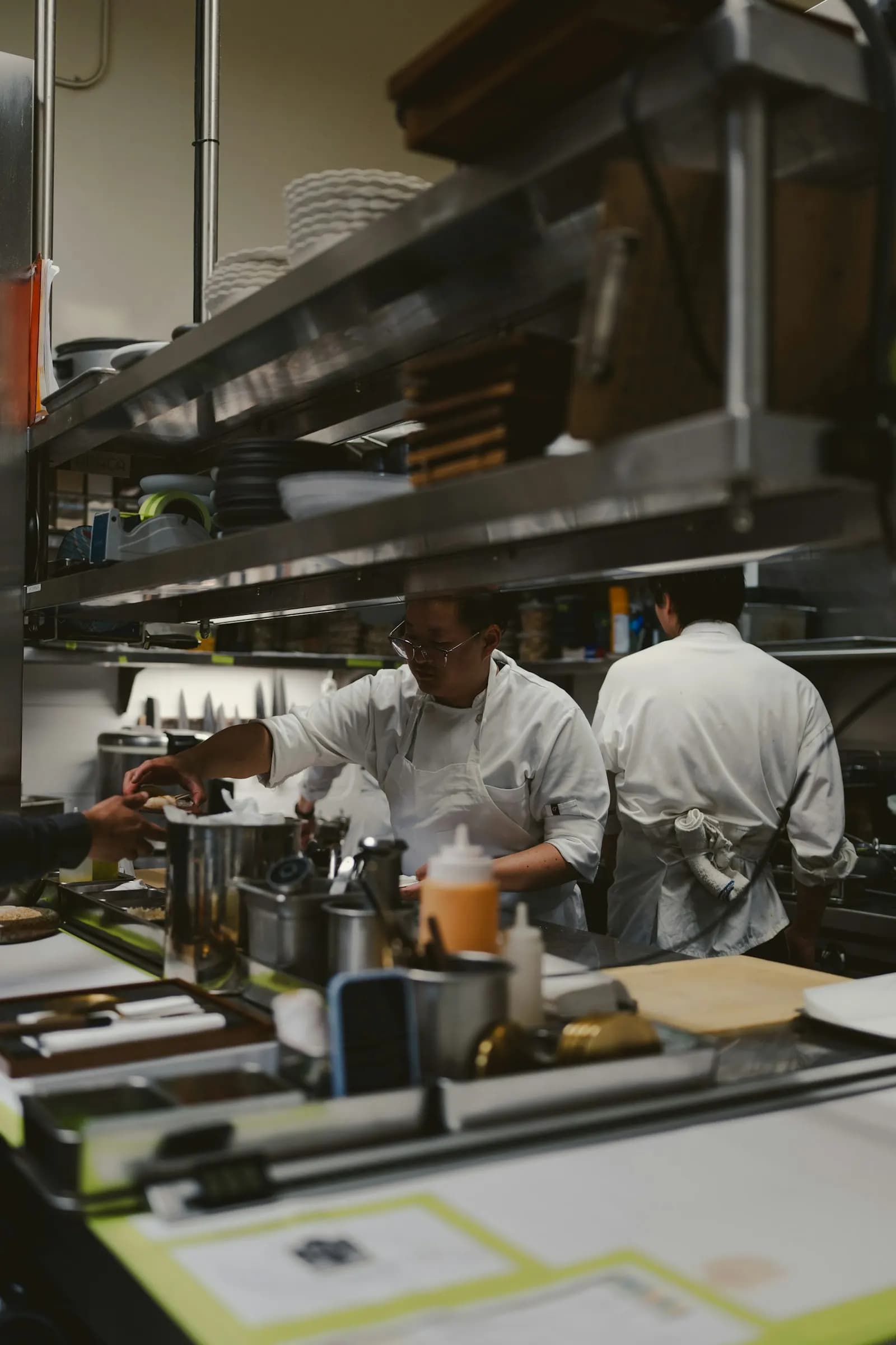 Deux chefs au poste chaud d’une cuisine professionnelle