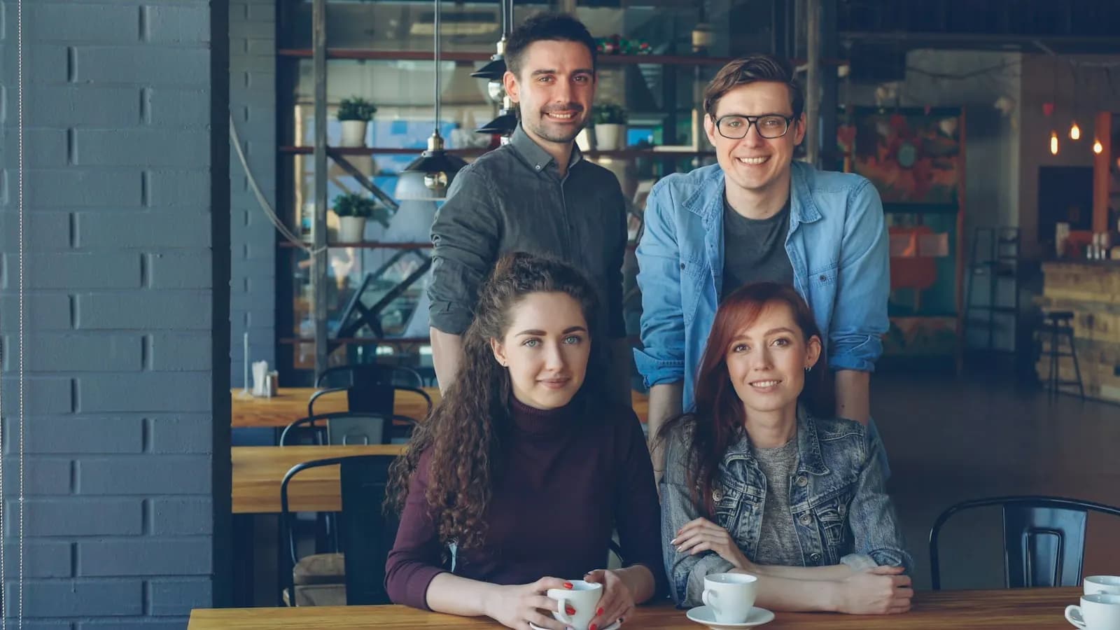 Équipe d’un café réunie autour d’une table