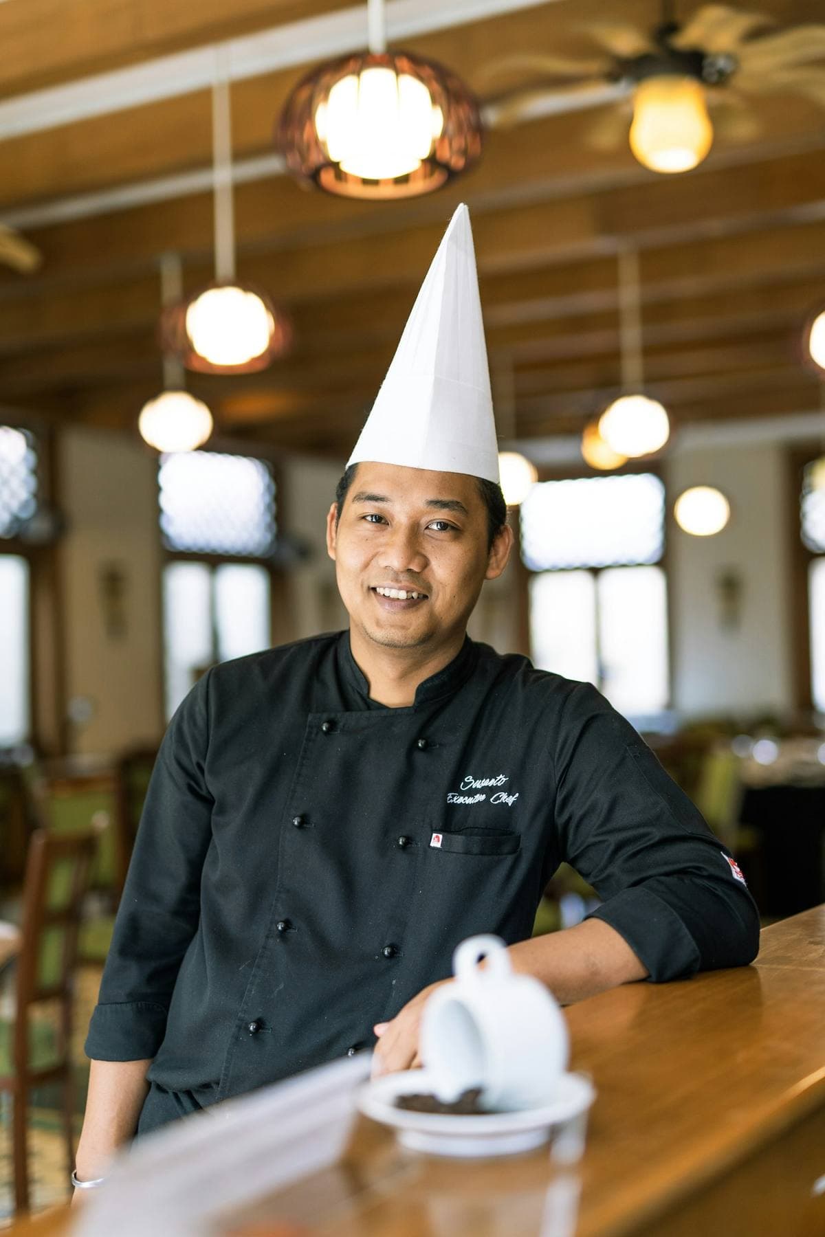 Chef en toque dans une cuisine ouverte